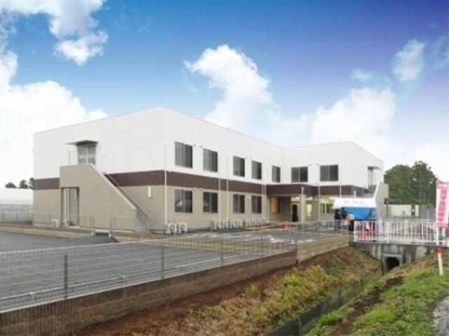 ゆったりとした建物外観 外観 開放的な造りのエントランスが迎える、明るい雰囲気の建物です。庭園へのアクセスも良好で、自然光を感じながら勤務できます。