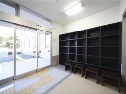 エントランスの靴箱と椅子