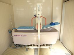 バリアフリー設計の浴室