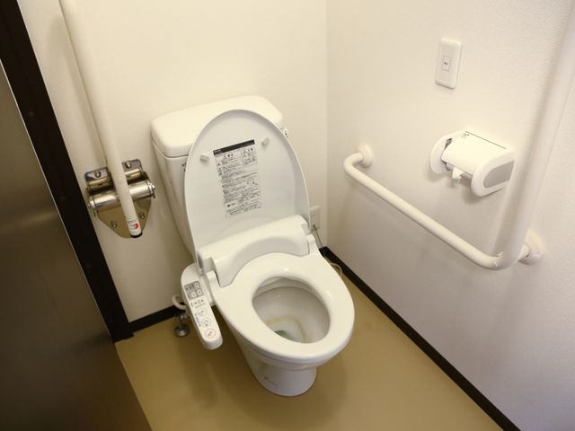バリアフリーのトイレ設備 トイレ 手すり付きで安全性を考慮した清潔なトイレです。快適にご使用いただける環境を整えております。