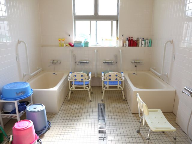 清潔な浴室設備 浴室 安全かつ使いやすい介護浴室が整っており、入浴時のアシストも万全です。明るい日差しが差し込む清潔な空間で、快適にお過ごしいただけます。