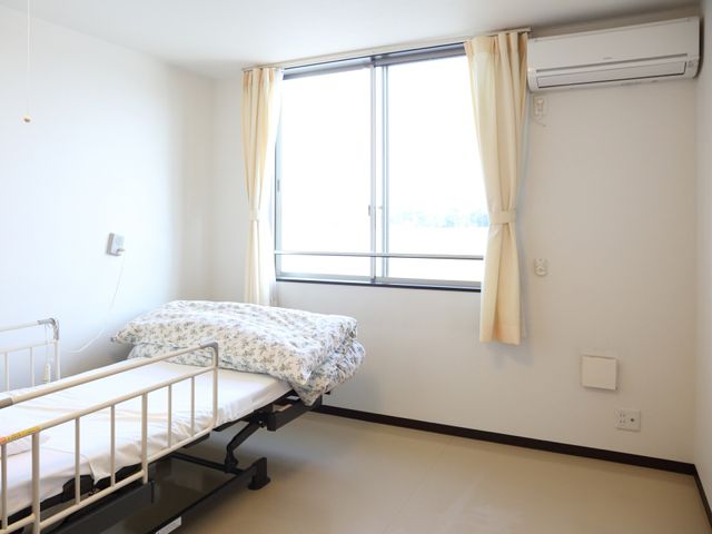 清潔な個室の居室 居室 ゆったりとした空間の居室です。個々のプライバシーを大切にされたい方にも適しています。