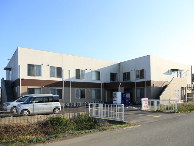 清潔感ある施設の外観 外観 広々とした駐車場が備わり、手すりのある入口へのアクセスも良好です。周囲に開放感は仕事環境にも心地よさをもたらします。