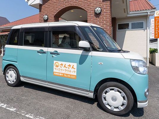 送迎車が停まる外観  