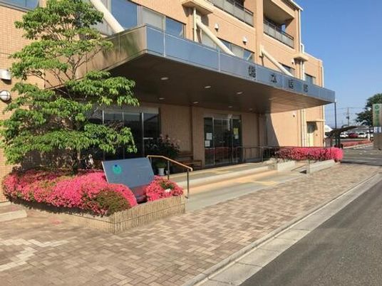 花壇のある施設外観  