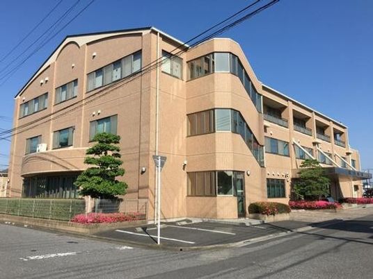 明るい外観の建物  