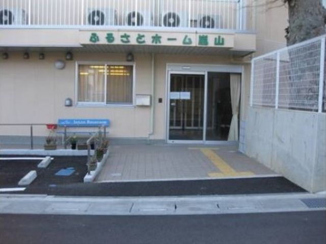 エントランスの外観 外観 清潔感のあるエントランスはバリアフリー設計で、どなたでも安心して出入りできる造りになっています。