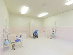 バリアフリー設計の浴室