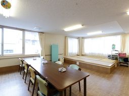 和室とテーブルのある空間