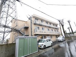 雪降る外観の建物