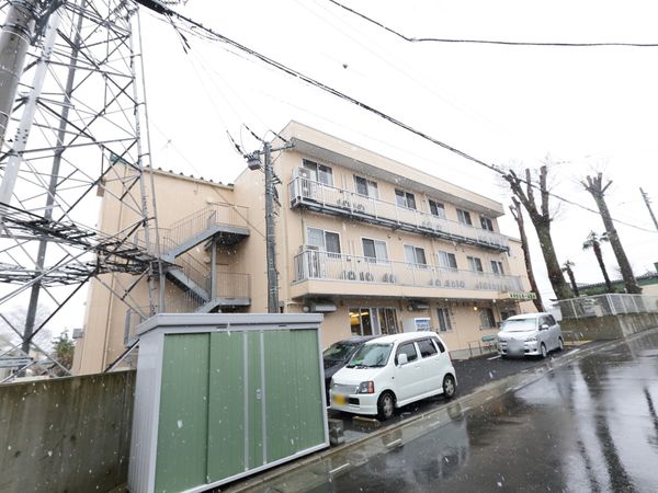 雪降る外観の建物