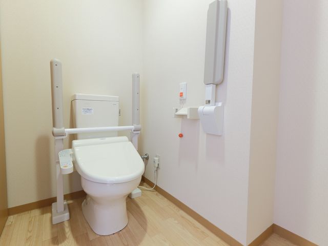 バリアフリー設計のトイレ トイレ 手すり付きで安全な仕様のトイレです。使いやすさを考えた配慮がされており、快適な日常生活をサポートします。
