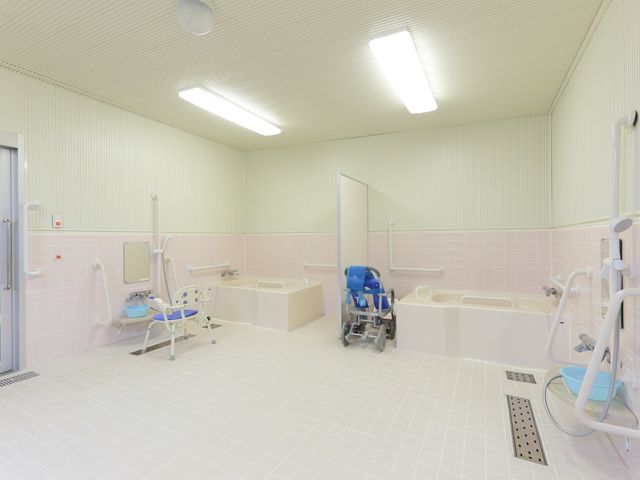 バリアフリー浴室施設 浴室 安全に配慮された浴室です。手すり付きで、どなたでも安心してご利用いただける環境が整っています。