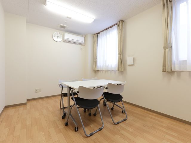 シンプルな多目的室 相談室 広々とした明るい空間が特徴の多目的室です。この部屋ではゆったりとした時間を過ごすことができそうです。