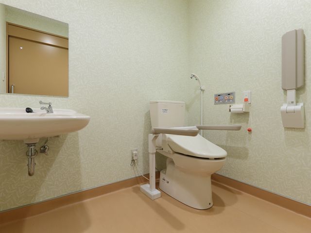 バリアフリー対応のトイレ トイレ 安全と利便性を考慮した設計のトイレです。手すりや広々とした空間で、すべての方が快適にご使用いただけます。