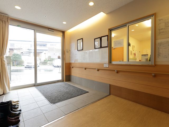 エントランスと受付カウンター 玄関 清潔感のあるエントランスには天然光が入り、入口付近の受付カウンターで初めて訪れた方も安心です。