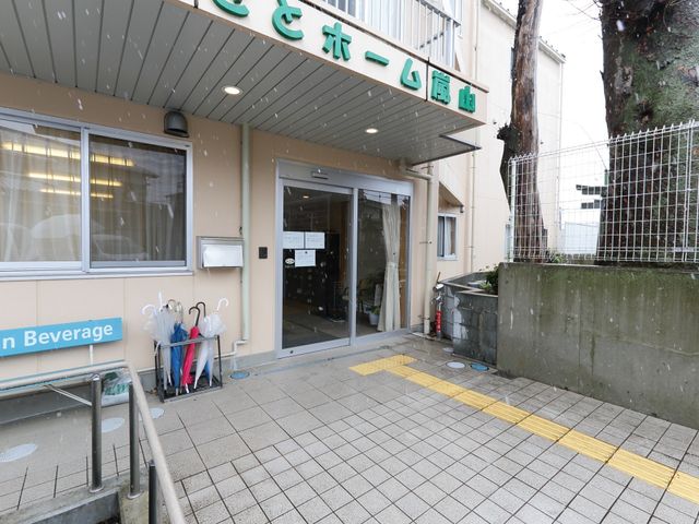 施設の入り口 玄関 広くて明るいエントランスはバリアフリー設計で、どなたも気軽に出入りできるようになっています。雨の日でも安心の傘立てが完備され、心配りが感じられます。