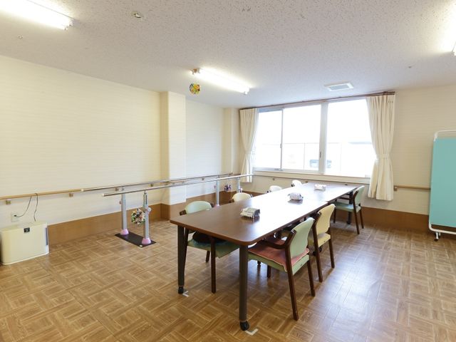 広々とした明るい多目的室 食堂 日当たりの良い、広々とした快適な多目的室です。テーブルを囲んで、コミュニケーションやアクティビティを楽しむことができます。