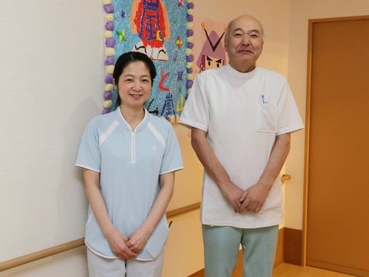 スタッフが立つ廊下