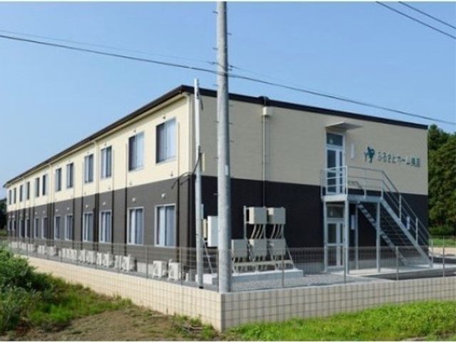 清潔な外観の建物 外観 二階建てのモダンなデザインの建物から、新しい環境への期待が膨らみます。階段とスロープが備わっていて、どなたでも安心してアクセスできる設計です。
