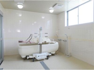 清潔な設備の浴室