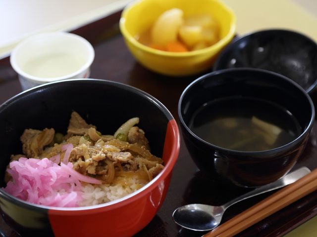 和風の彩り豊かな食事 食事 栄養バランスを考えた美味しそうな食事が並んでおり、健康維持に配慮されています。働く側も利用者の笑顔が見られる充実した環境です。