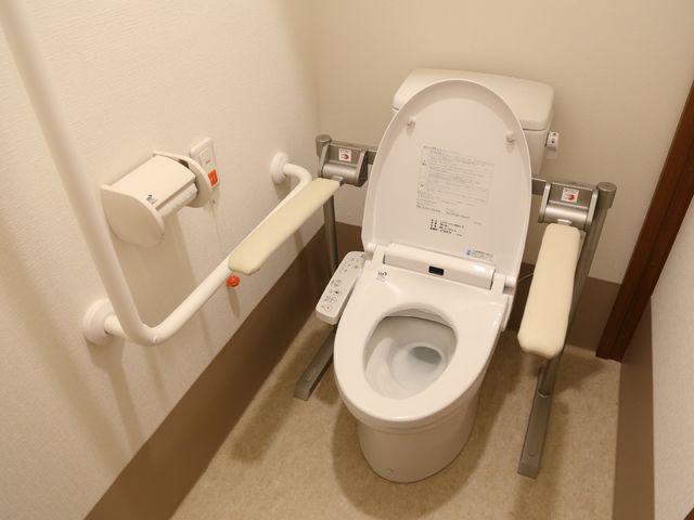 バリアフリートイレ 居室トイレ 安全に配慮されたバリアフリーのトイレです。手すり付きで、どなたでも安心してご利用いただける設計となっています。