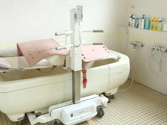 バリアフリー対応浴室設備 入浴機器 快適で安全な入浴をサポートする設備が整った浴室です。利用者の身の回りのケアに力を尽くせます。