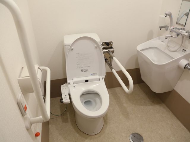 バリアフリートイレ設備 トイレ 手すり付きで安全性を考慮した清潔なトイレです。サポートが必要な方も安心してご利用いただける環境が整っています。
