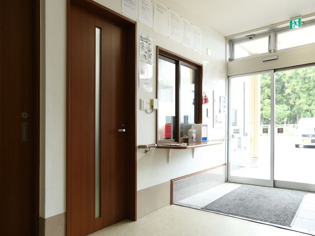 エントランスの明るい風景 玄関 明るい採光と広々としたエントランスがお出迎え。来訪者を暖かく迎える受付も整っております。
