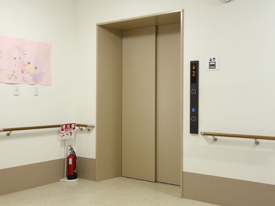 安全なエレベーター前