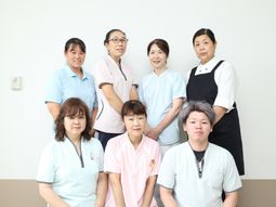 明るい表情のスタッフ集合