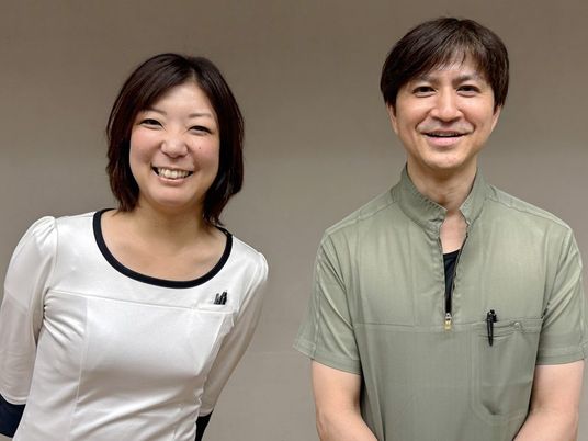 笑顔のスタッフ2人のポートレート  