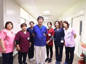 笑顔の職員が並ぶ廊下  