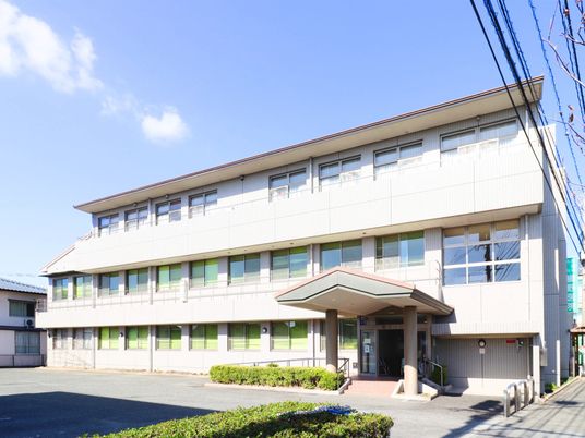 明るい建物の外観  