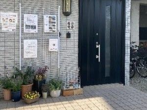 掲示物のある玄関  
