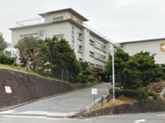 外観の建物と坂道  
