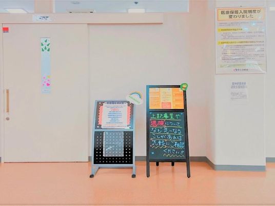 掲示板のある廊下  