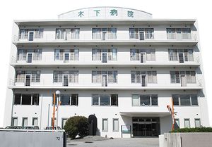 白い建物外観