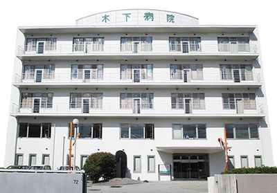 白い建物外観