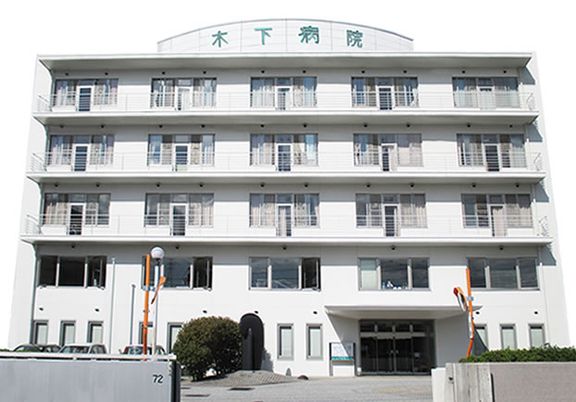 白い建物外観