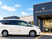送迎車と施設外観  