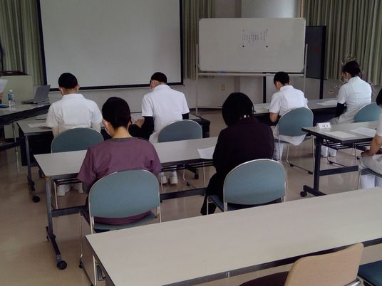 研修室で受講する職員  
