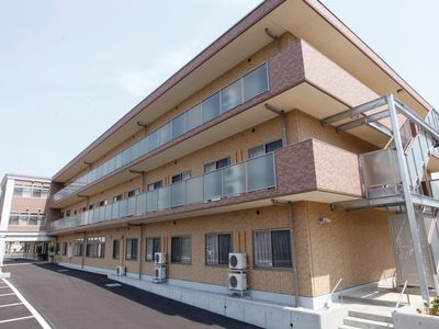 多階層の明るい外観
