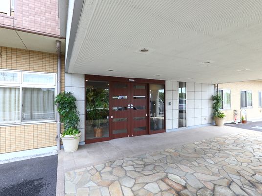 施設の開放的なエントランス