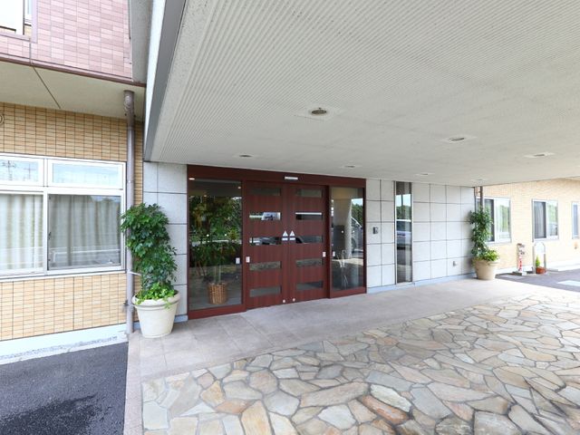 施設の開放的なエントランス