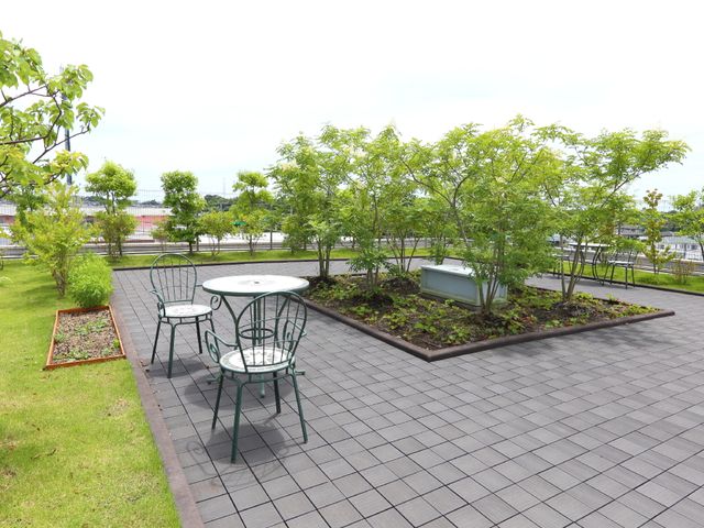 緑豊かな屋外テラス