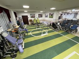リハビリ機器の揃った部屋