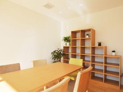 居室の家具と植物