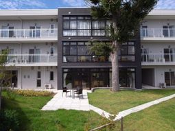 緑豊かな施設の外観